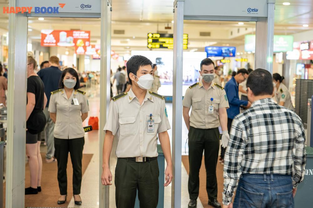 Sau khi check-in cần phải đi qua khu kiểm tra an ninh