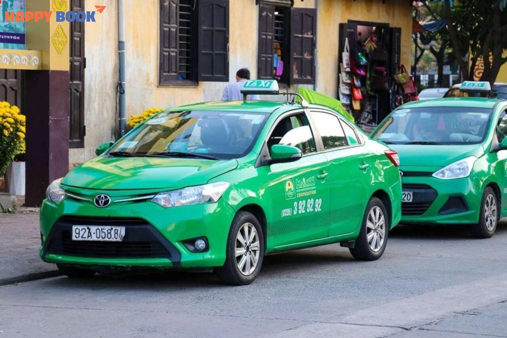 Xe taxi là phương tiện phổ biến được nhiều người lựa chọn.
